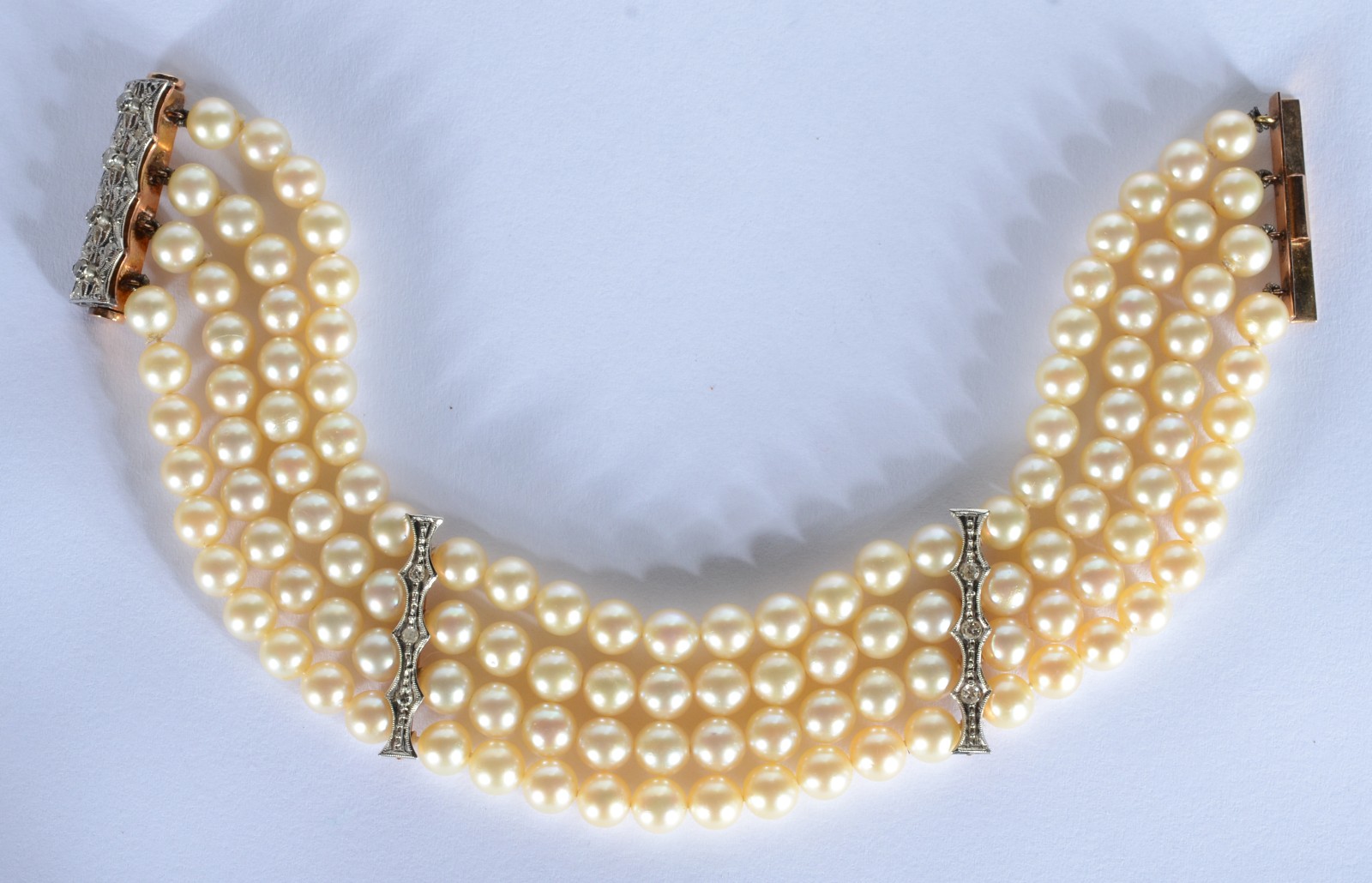 Pulseira de perolas com "travessões" de ouro branco e platina. (Por... - foto 1 de 6
