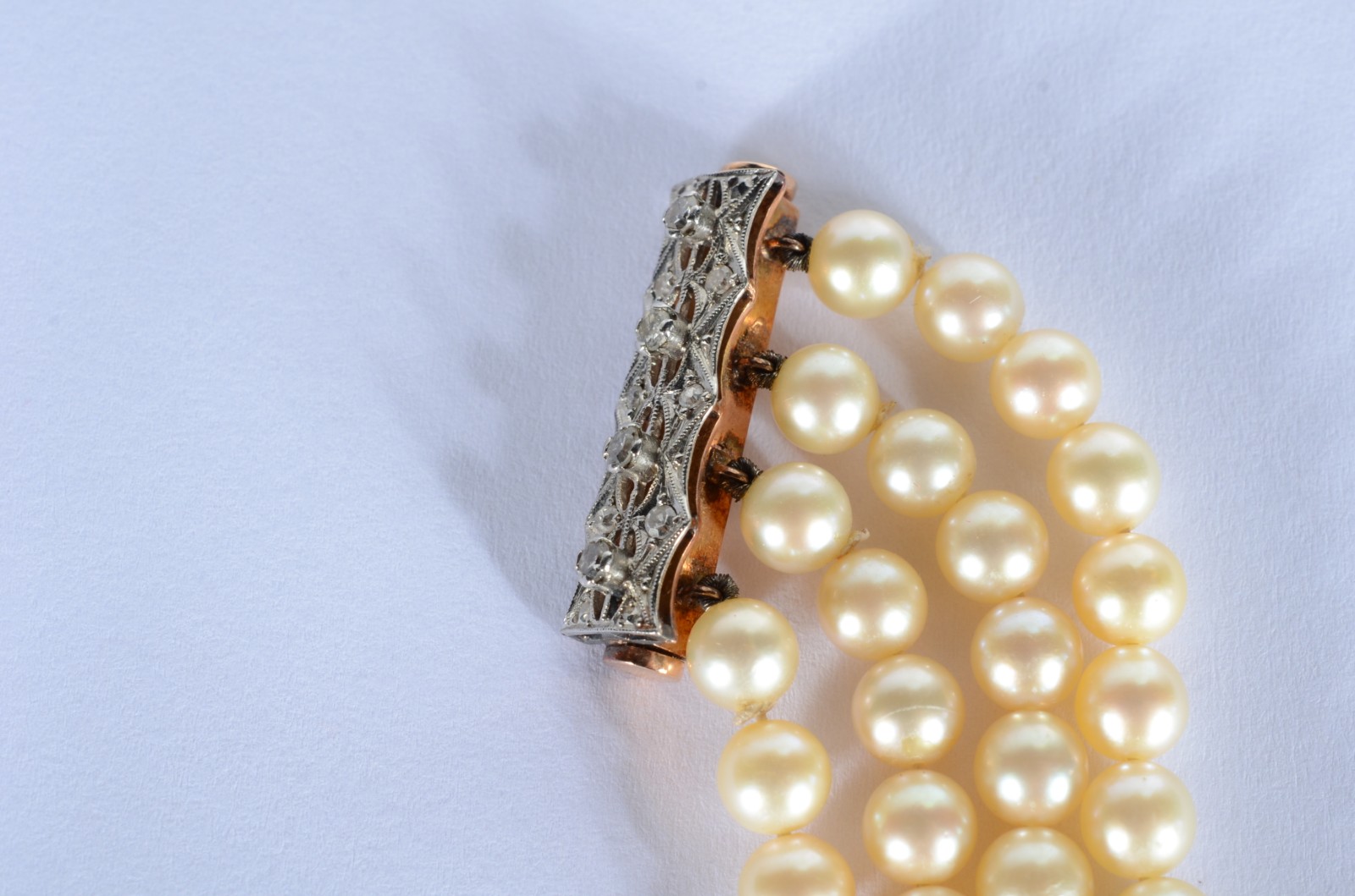 Pulseira de perolas com "travessões" de ouro branco e platina. (Por... - foto 2 de 6