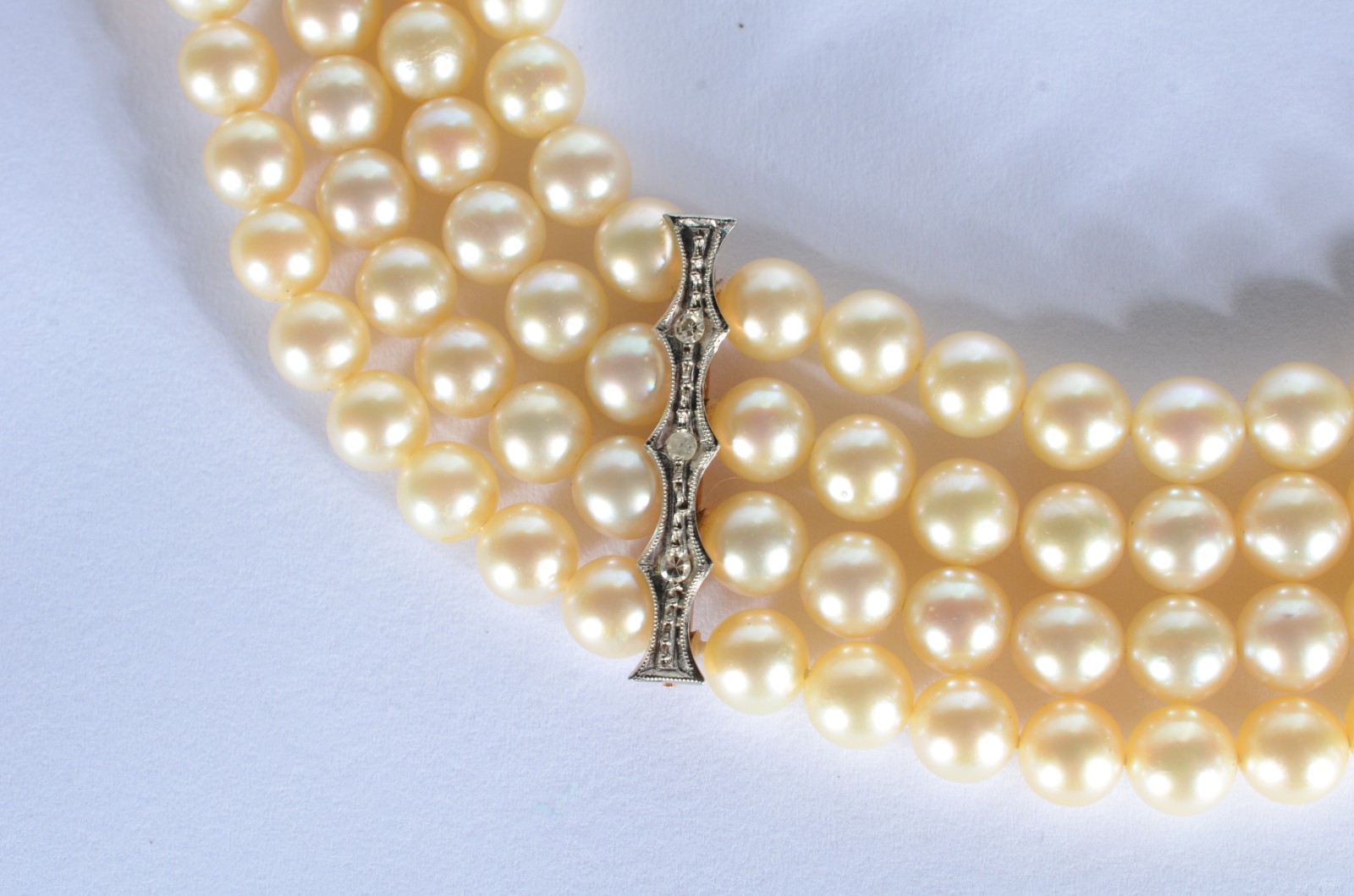 Pulseira de perolas com "travessões" de ouro branco e platina. (Por... - foto 3 de 6