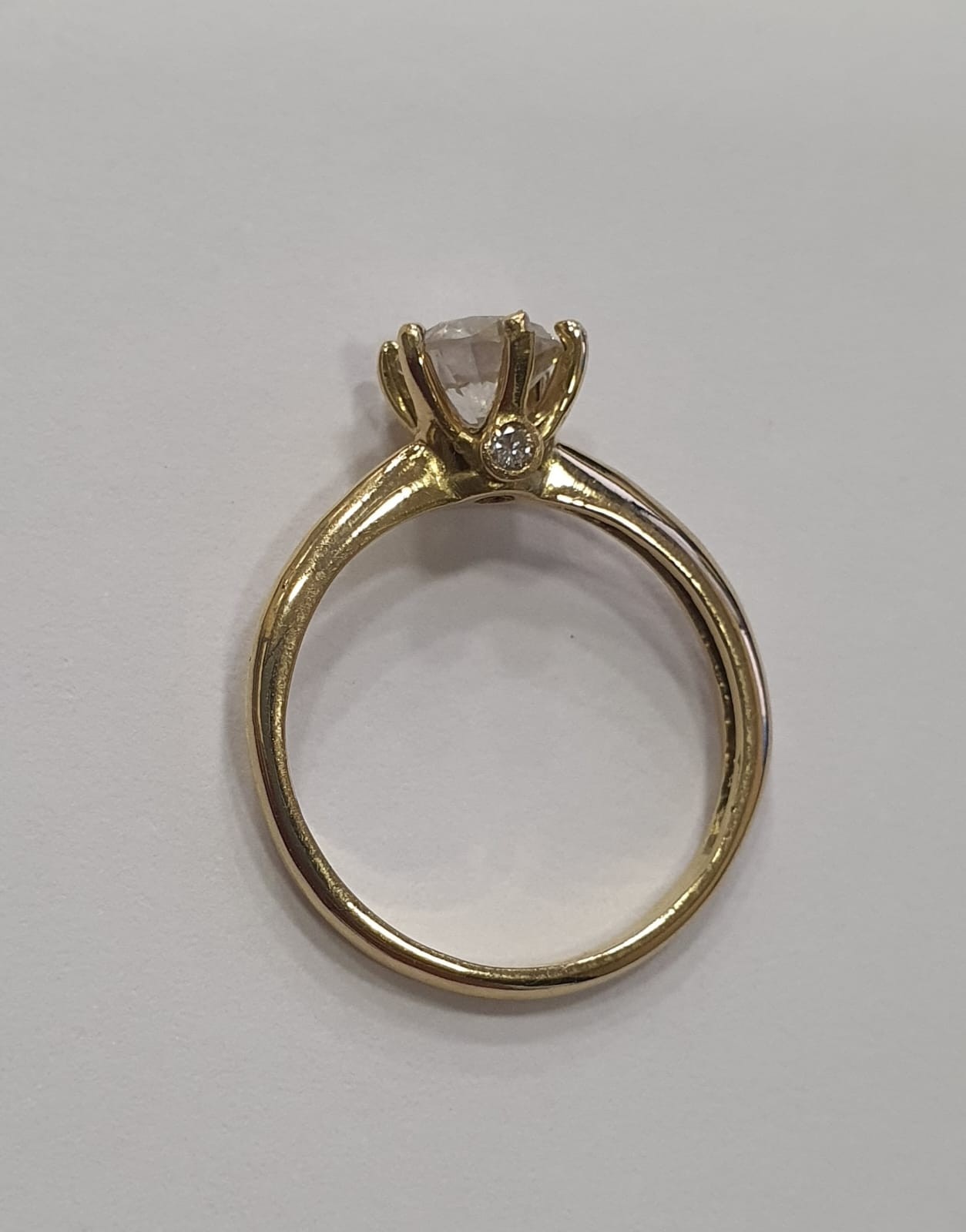 Anel solitário de ouro 18 k., com diamantes de 0.82 ct, aro 12. (Por... - foto 1 de 2