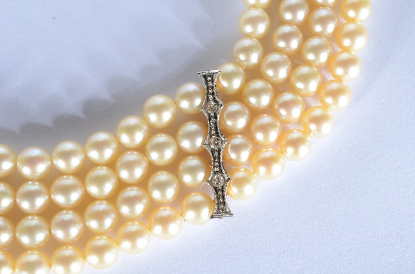 Pulseira de perolas com "travessões" de ouro branco e platina. (Por... - foto 4 de 6