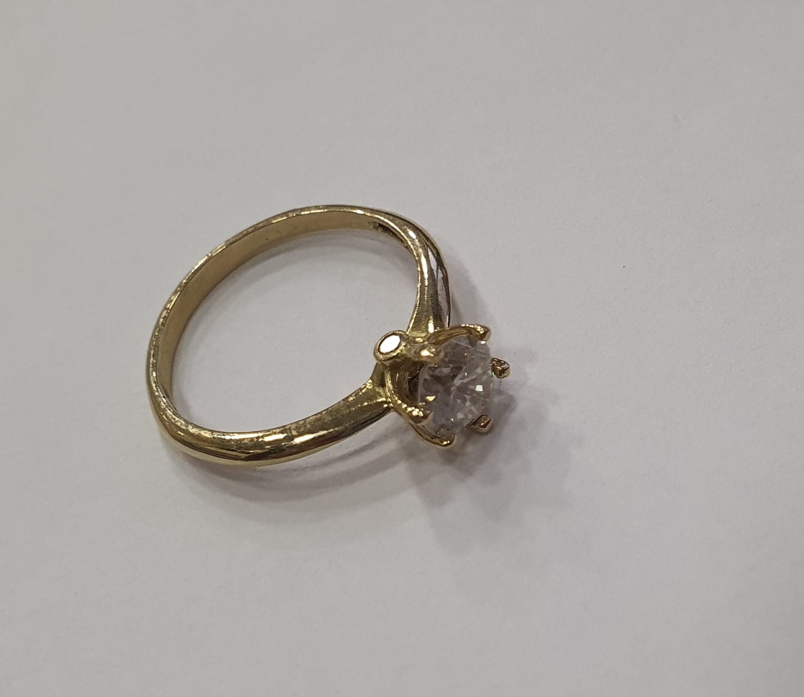 Anel solitário de ouro 18 k., com diamantes de 0.82 ct, aro 12. (Por... - foto 2 de 2