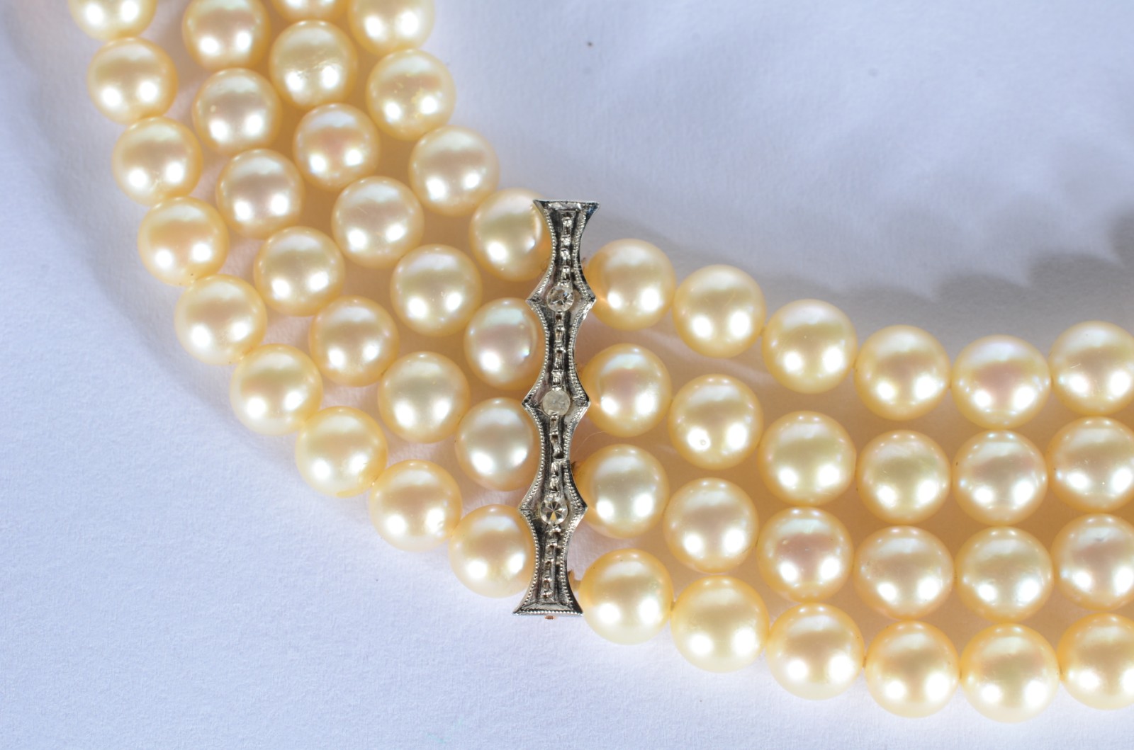 Pulseira de perolas com "travessões" de ouro branco e platina. (Por... - foto 6 de 6