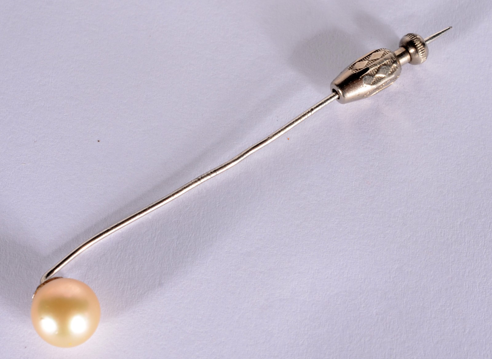 Alfinete de platina com uma perola. (Por motivos de segurança a peça... - foto 1 de 6