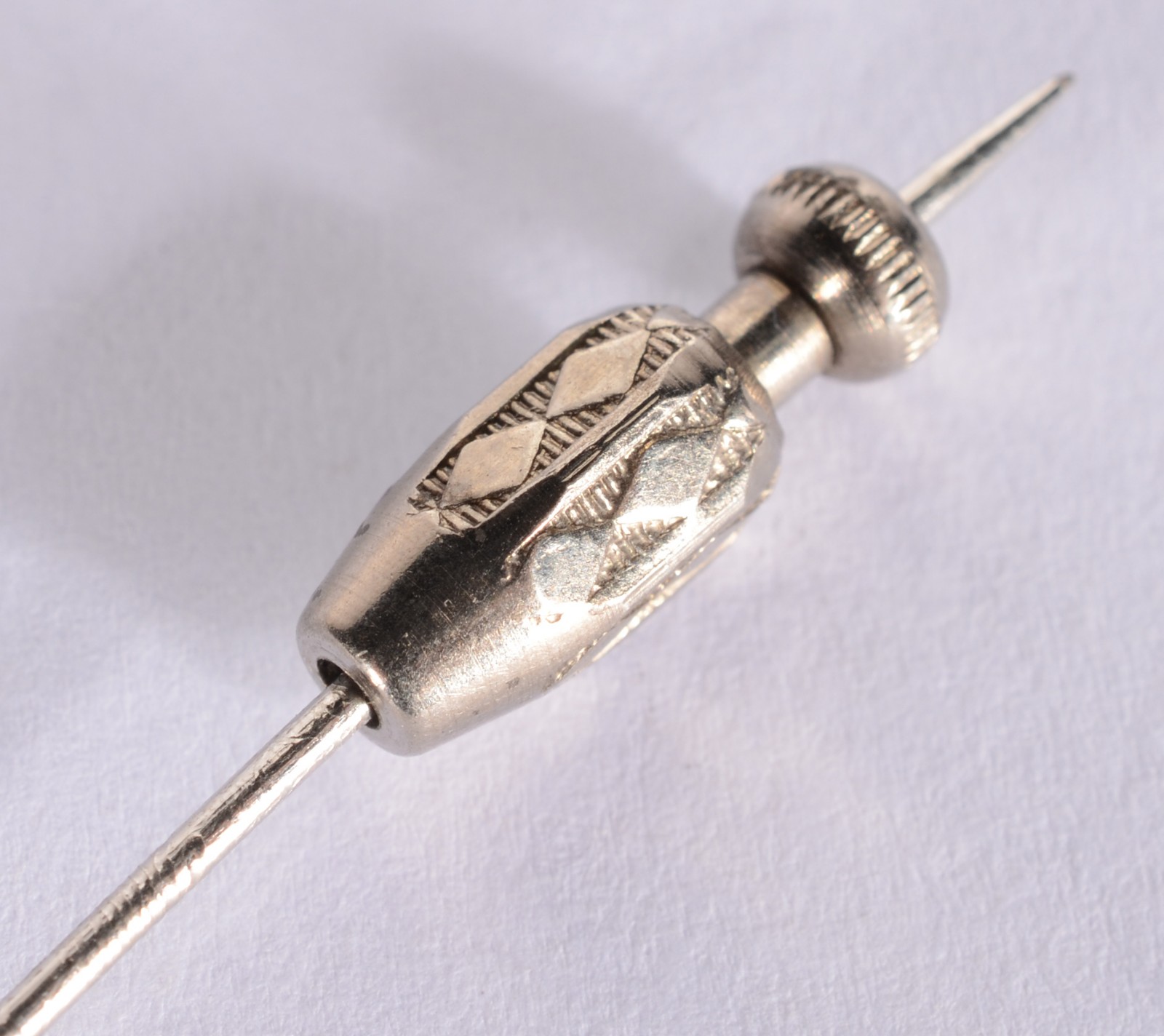 Alfinete de platina com uma perola. (Por motivos de segurança a peça... - foto 3 de 6
