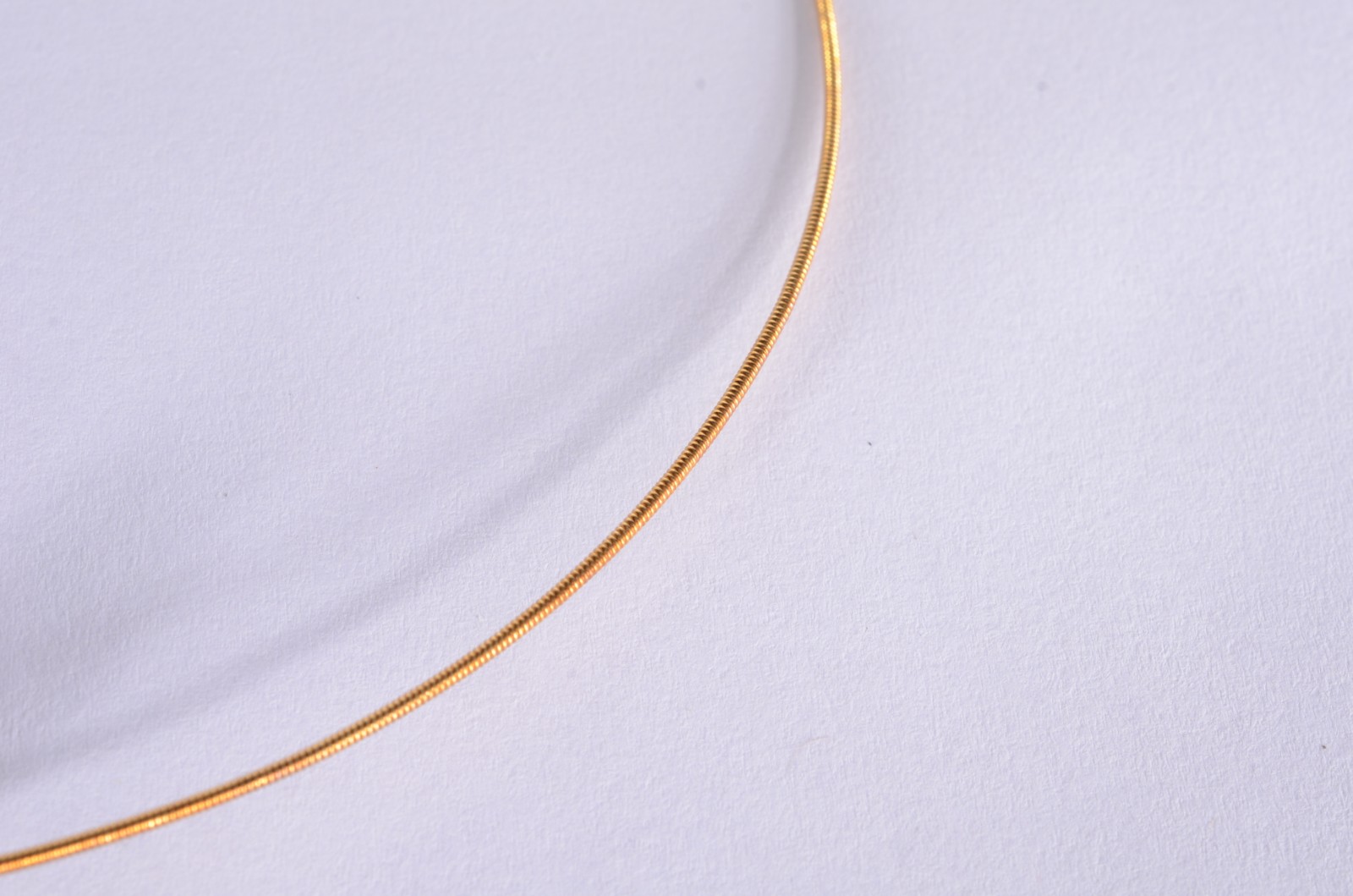 Gargantilha com pendente de ouro 18 k. (Por motivos de segurança a... - foto 2 de 4