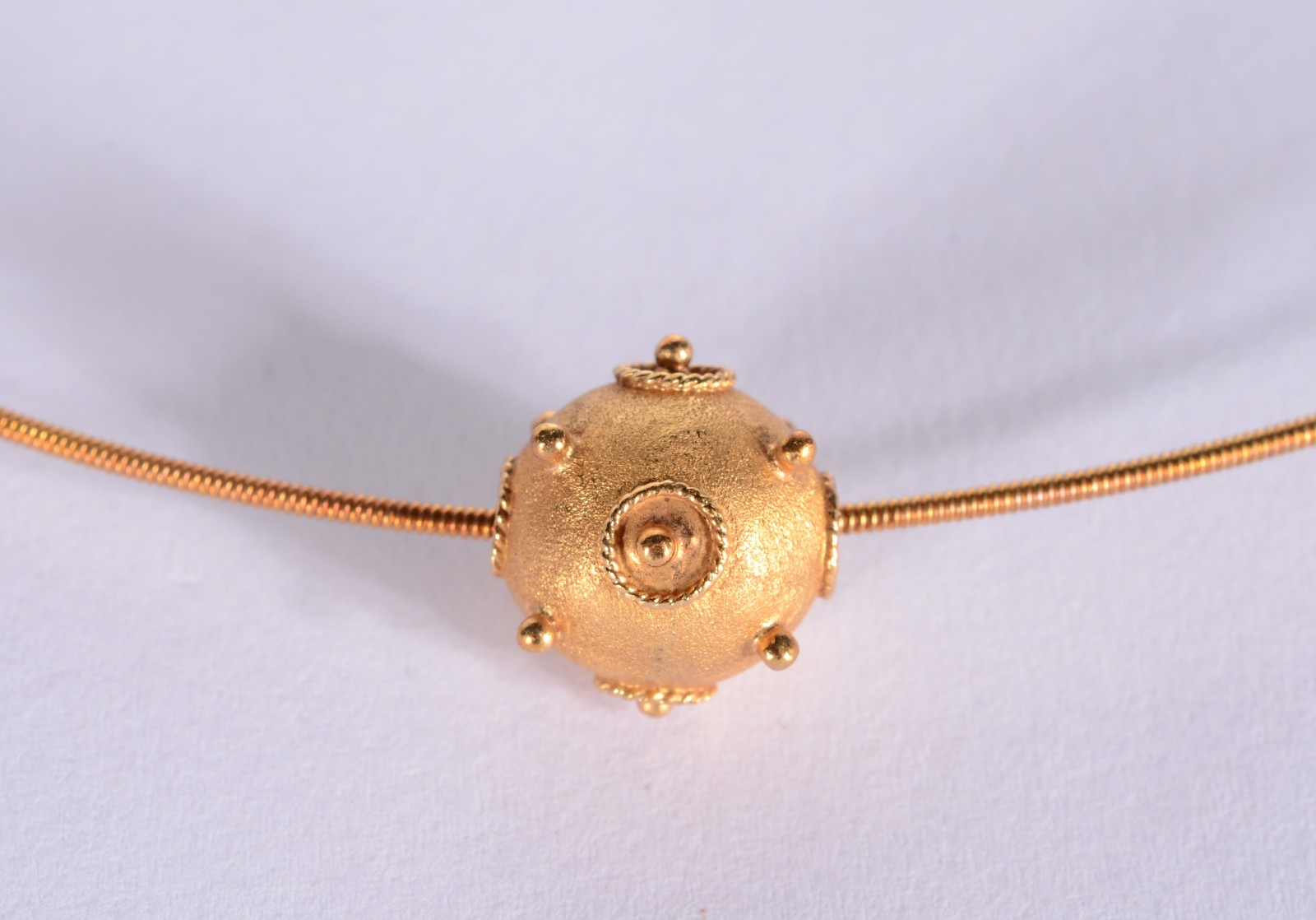 Gargantilha com pendente de ouro 18 k. (Por motivos de segurança a... - foto 3 de 4