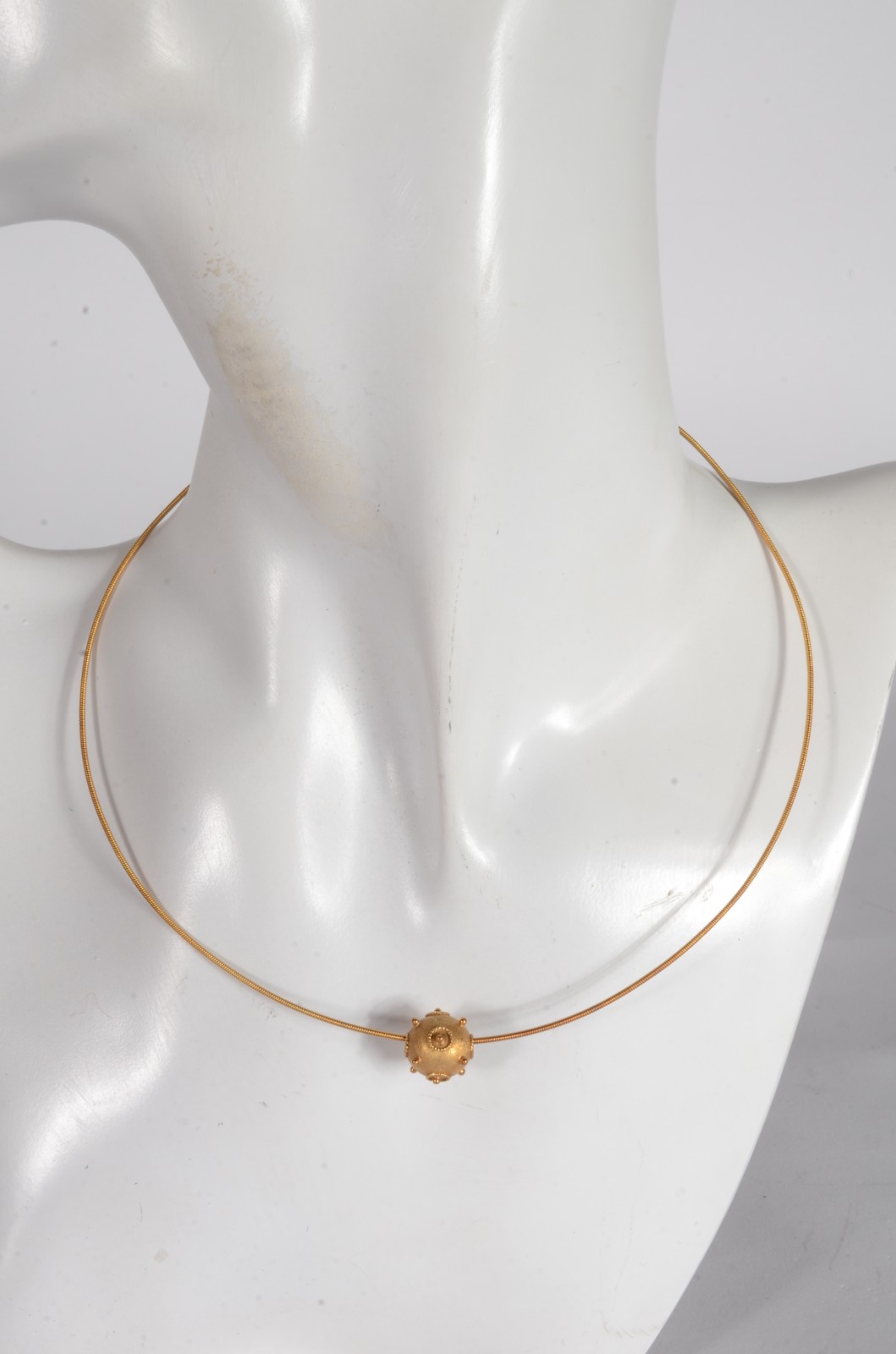 Gargantilha com pendente de ouro 18 k. (Por motivos de segurança a... - foto 4 de 4