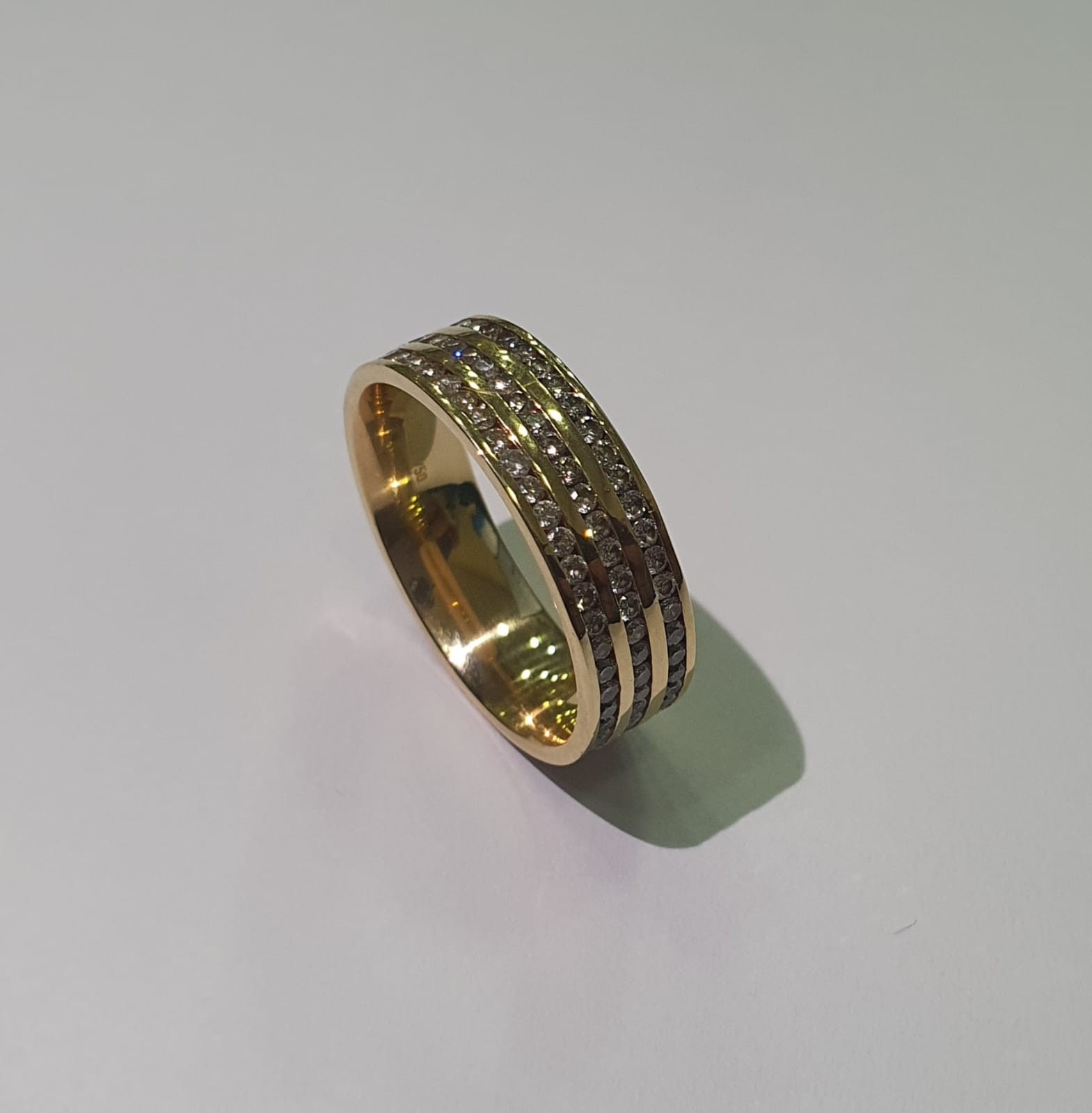 Anel "Bruner" de ouro 18 k., com diamantes de 1.50 ct, aro 18. (Por... - foto 2 de 2