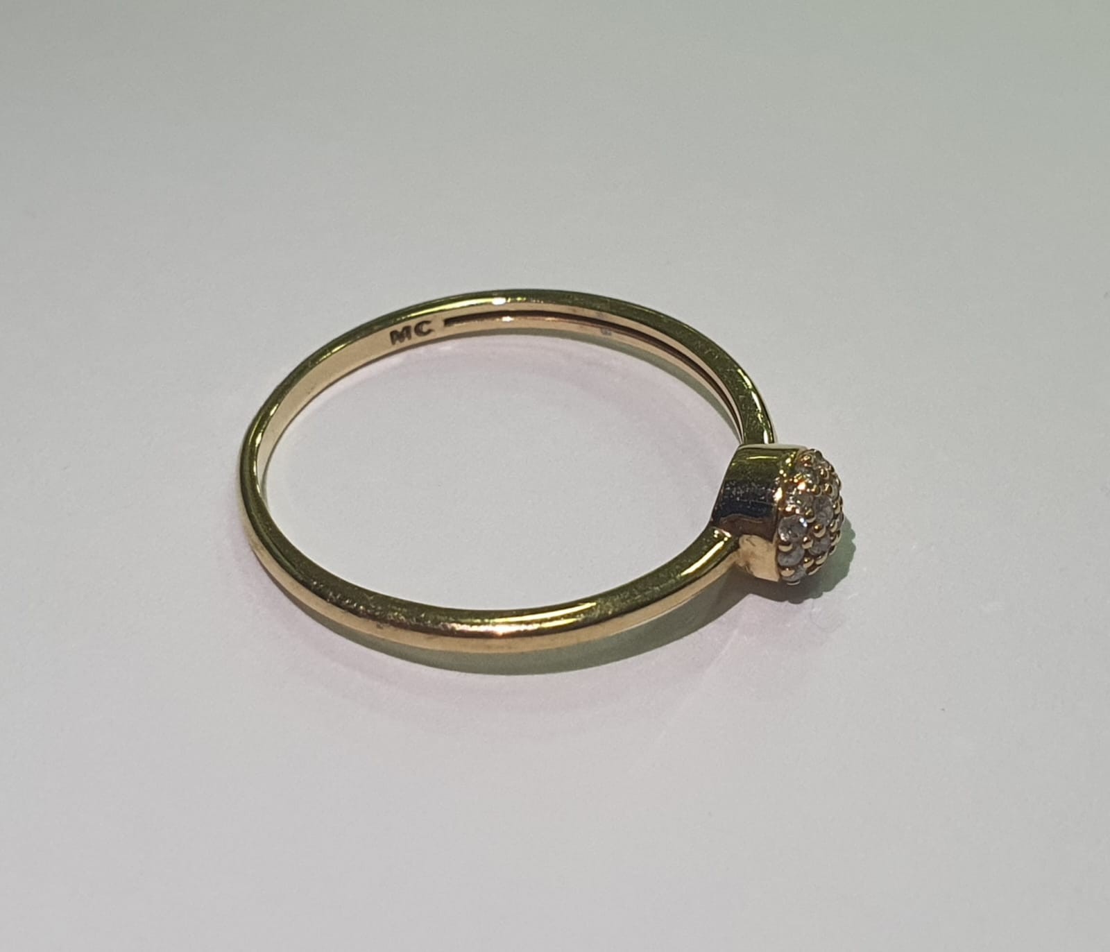 Anel de ouro 18 k., com brilhantes de 0,09 c, aro 15. (Por motivos de... - foto 2 de 2