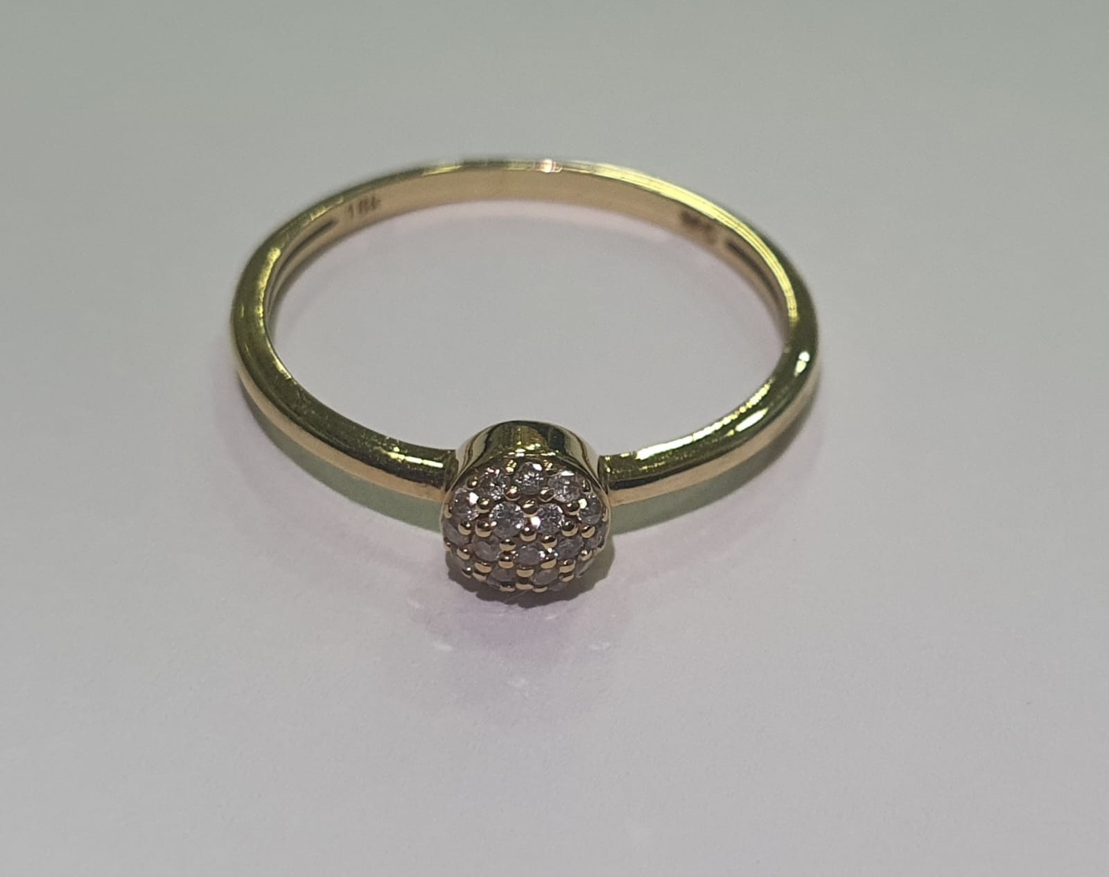 Anel de ouro 18 k., com brilhantes de 0,09 c, aro 15. (Por motivos de... - foto 1 de 2