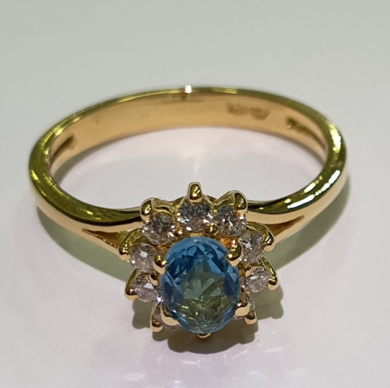 Anel de ouro 18 k., com pedra topázio azul de 0.65 ct e diamantes de... - foto 1 de 2