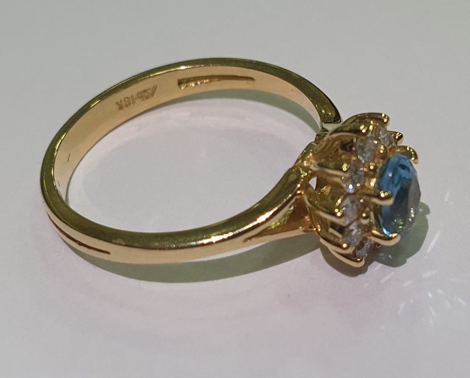 Anel de ouro 18 k., com pedra topázio azul de 0.65 ct e diamantes de... - foto 2 de 2