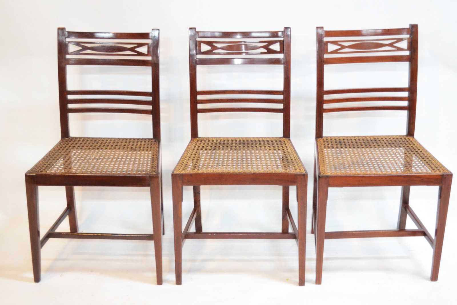 Conjunto com 8 cadeiras, brasileiras Dona Maria .Encostos construídos... - foto 3 de 10