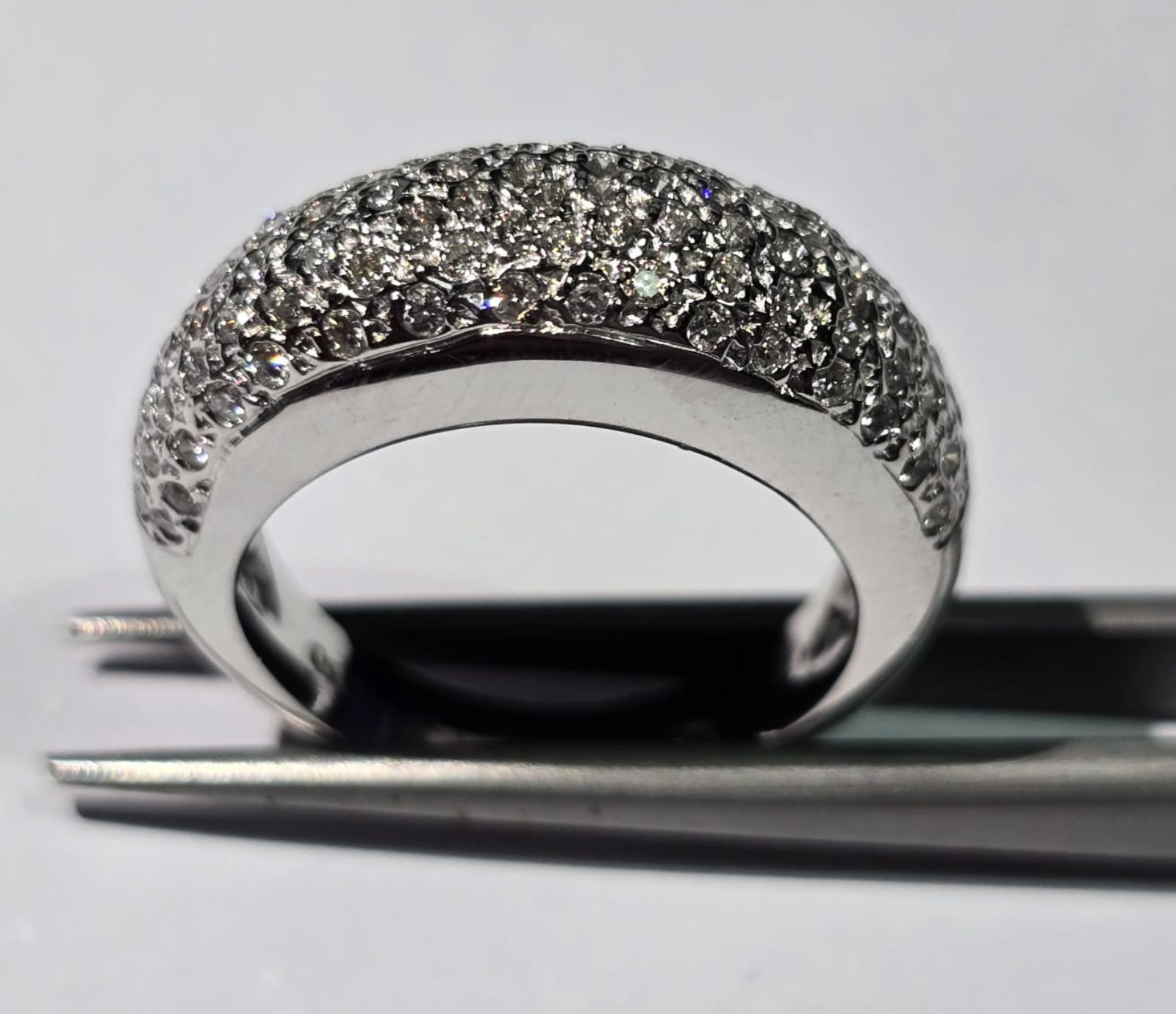 Anel feitio coração de ouro branco 18 k., com diamantes de... - foto 3 de 5