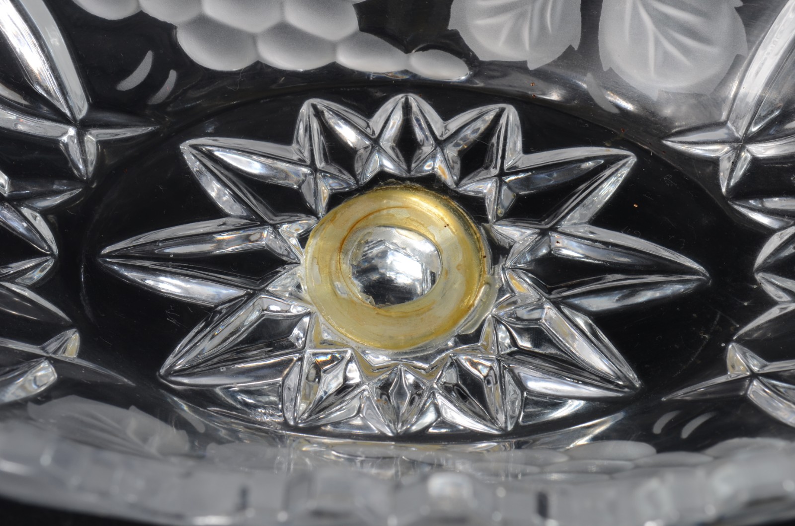 Duas peças de cristal, sendo: fruteira e vaso (com bicado). - foto 3 de 11