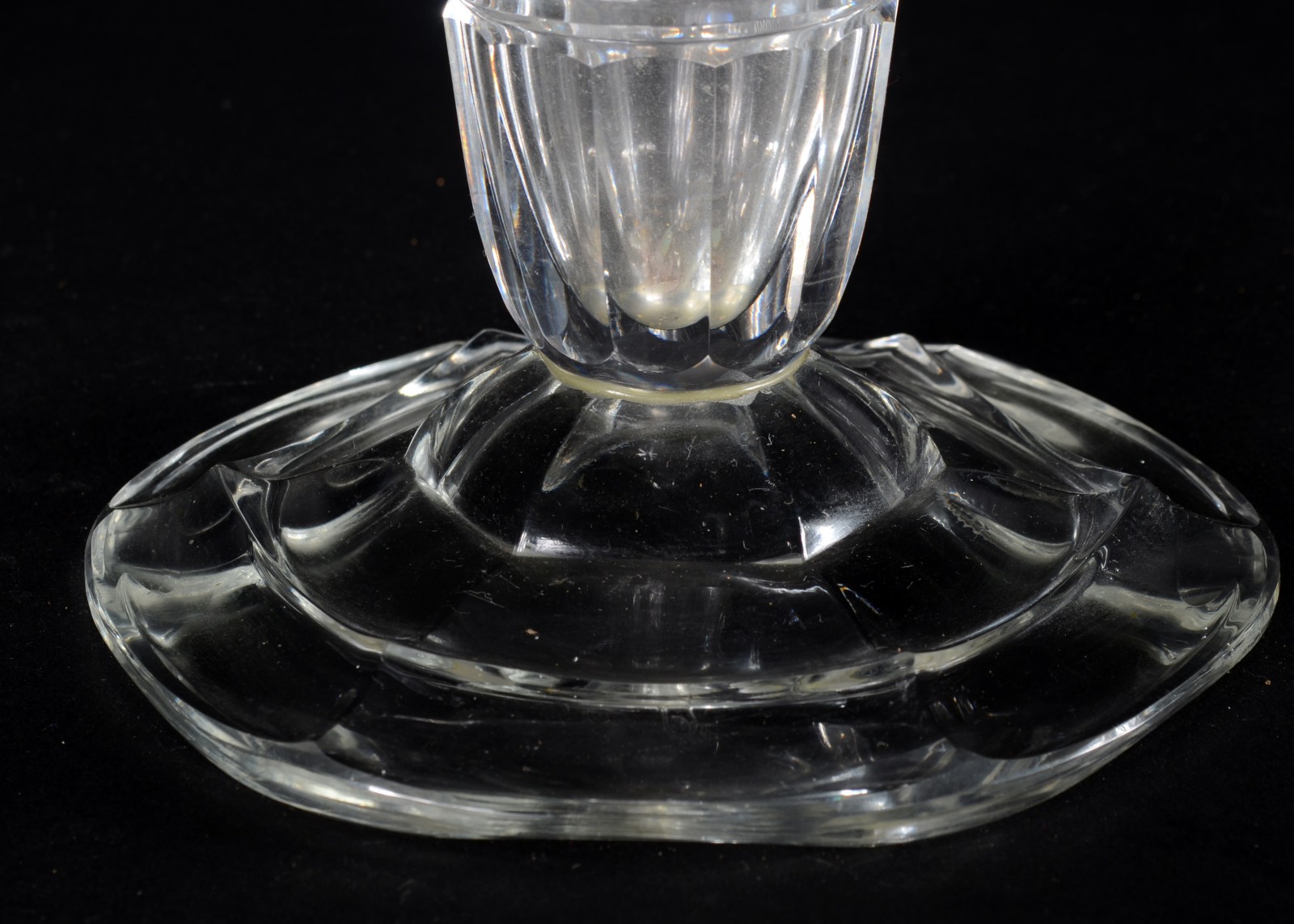 Duas peças de cristal, sendo: fruteira e vaso (com bicado). - foto 8 de 11