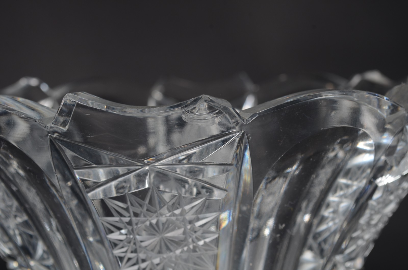Duas peças de cristal, sendo: fruteira e vaso (com bicado). - foto 9 de 11