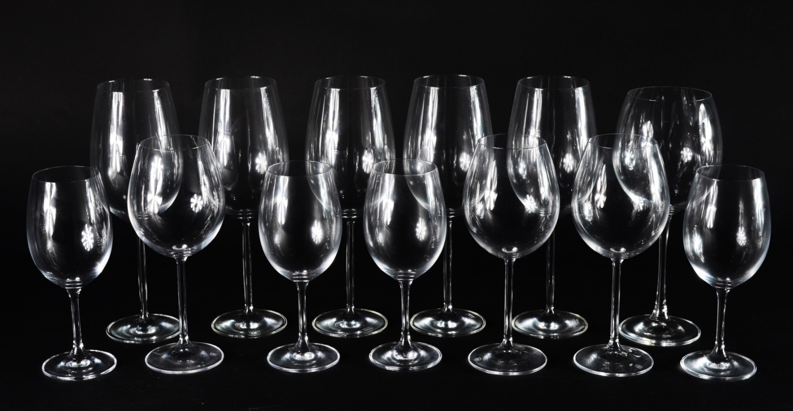 Treze taças de cristal para vinho em diversos tamanhos. - foto 1 de 4