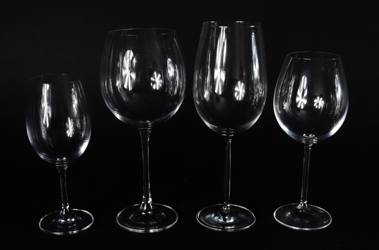 Treze taças de cristal para vinho em diversos tamanhos. - foto 2 de 4