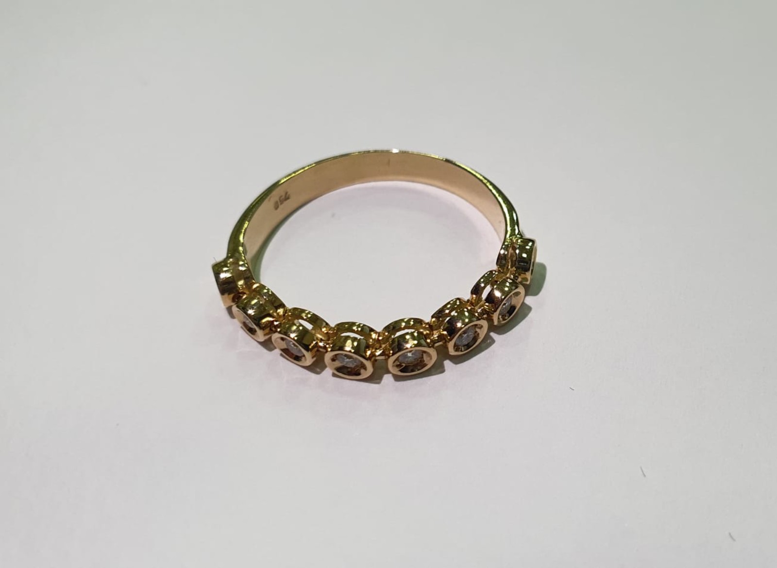 Meia aliança "maleável" de ouro 18 k., com diamantes de... - foto 1 de 2