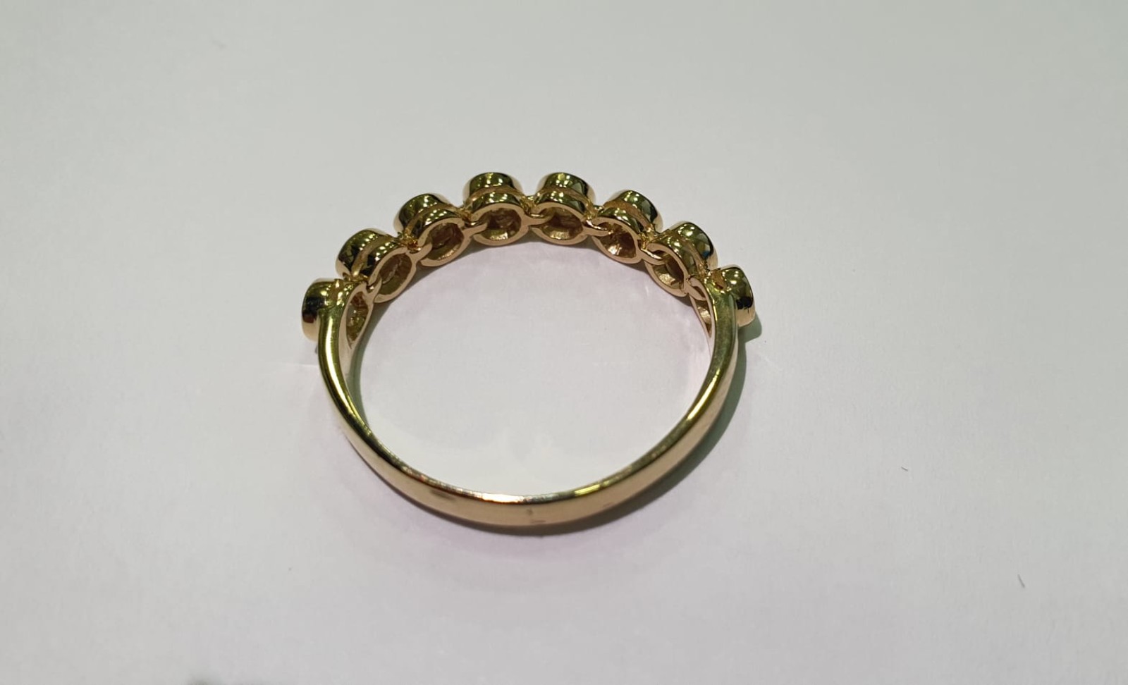 Meia aliança "maleável" de ouro 18 k., com diamantes de... - foto 2 de 2