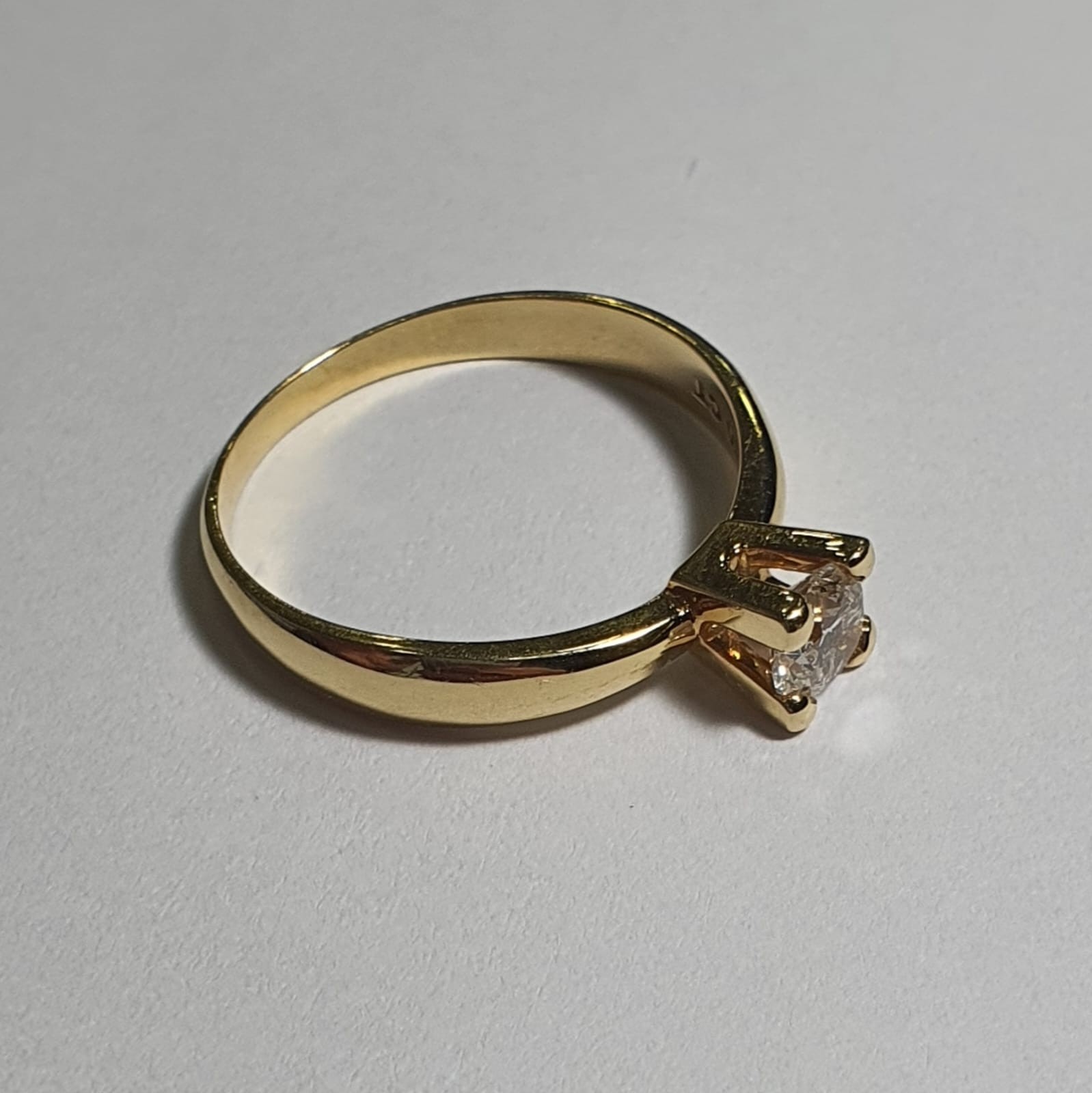 Anel solitário de ouro 18 k., com diamante de aproximadamente 0,50... - foto 1 de 2