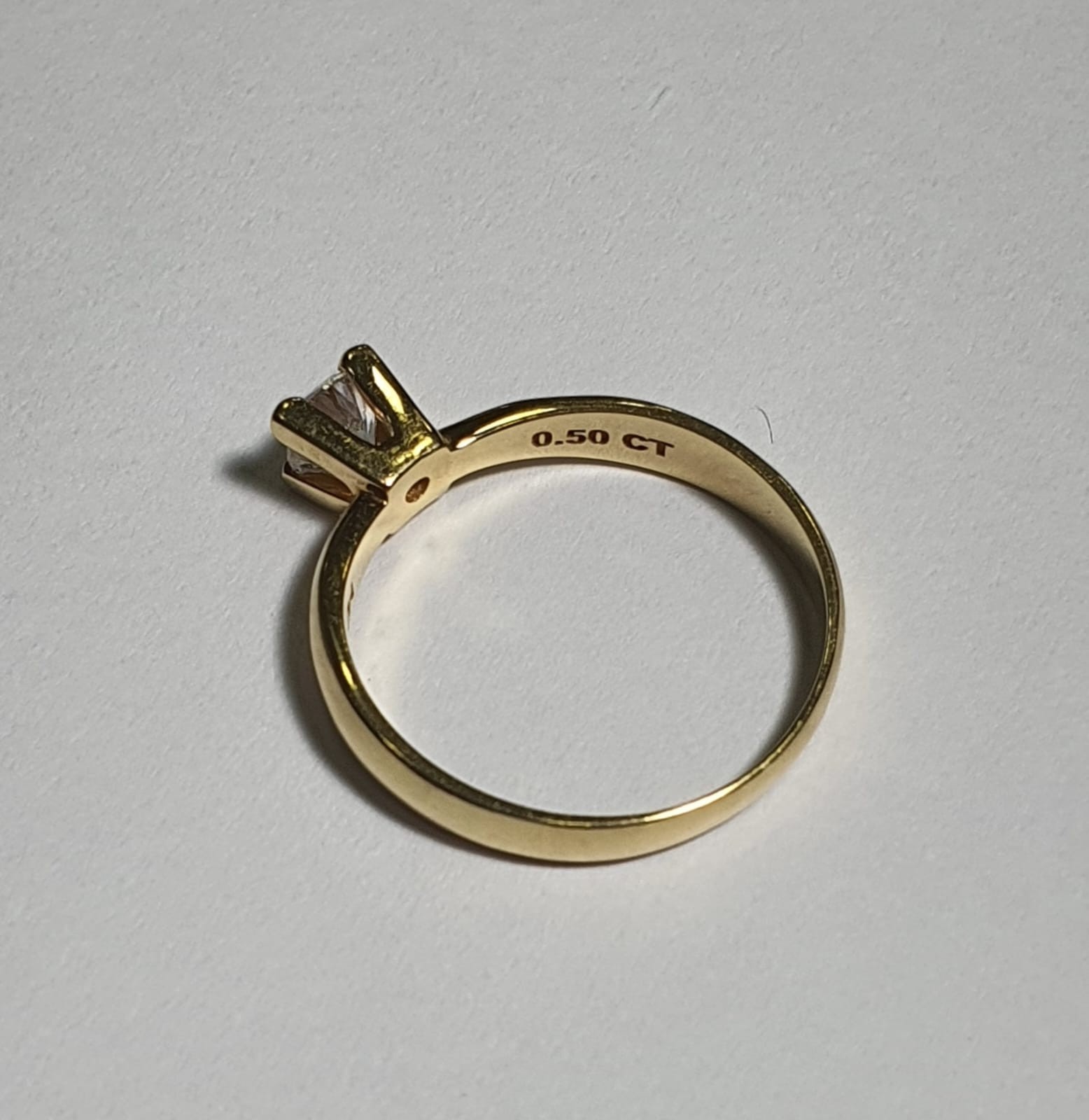 Anel solitário de ouro 18 k., com diamante de aproximadamente 0,50... - foto 2 de 2