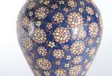 Abatjour de cloisoné oriental decorado com flor... - Abatjour de cloisoné oriental decorado com flores em policromia sobre fundo azul, acompanha cúpula na cor branca.