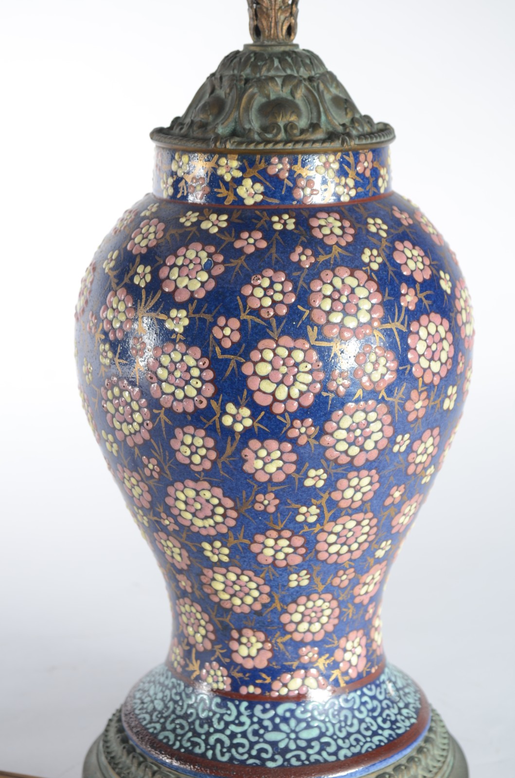 Abatjour de cloisoné oriental decorado com flores em policromia sobre... - foto 2 de 4