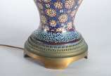 Abatjour de cloisoné oriental decorado com flor... - Abatjour de cloisoné oriental decorado com flores em policromia sobre fundo azul, acompanha cúpula na cor branca.