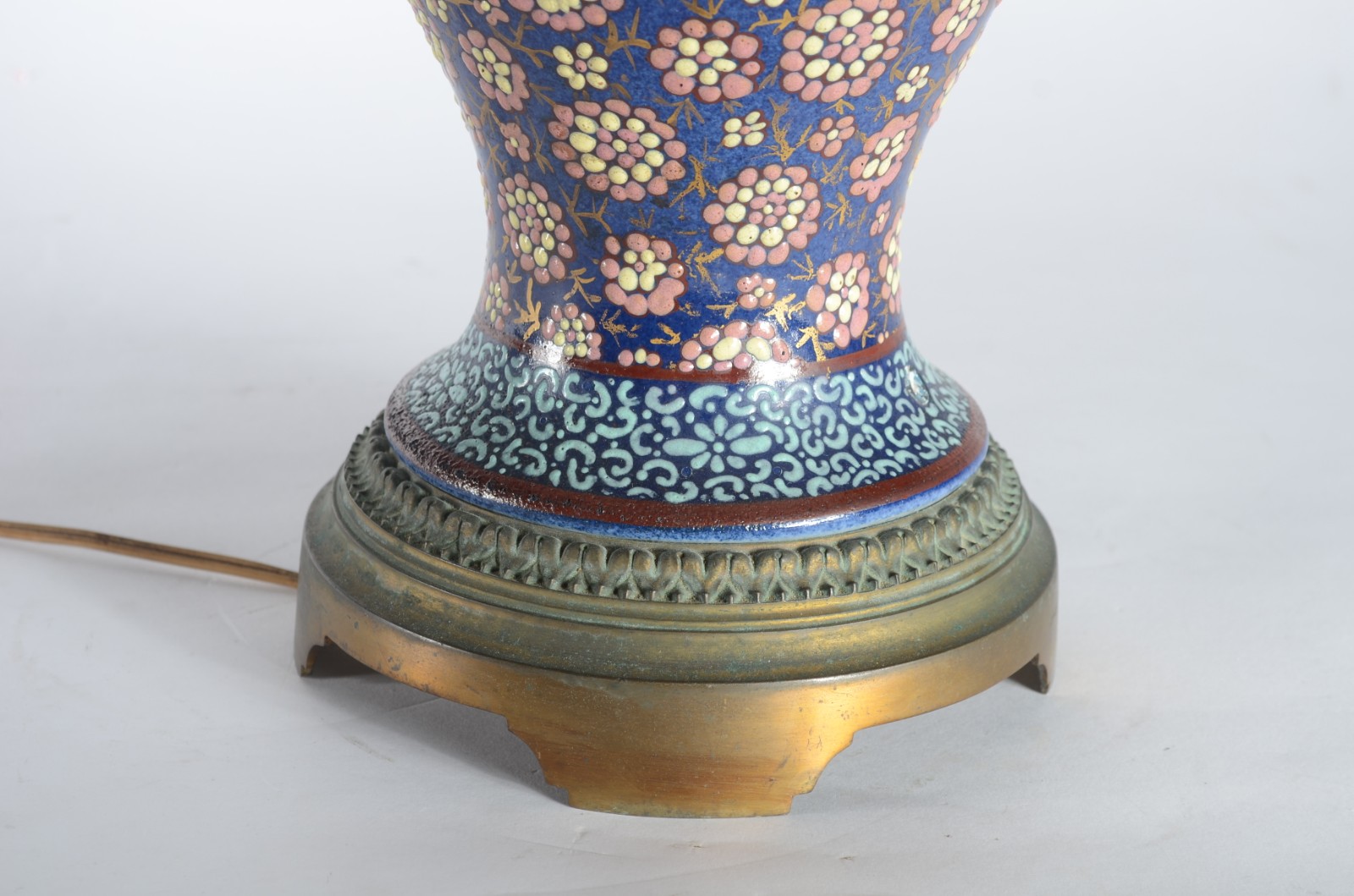 Abatjour de cloisoné oriental decorado com flores em policromia sobre... - foto 3 de 4
