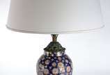 Abatjour de cloisoné oriental decorado com flor... - Abatjour de cloisoné oriental decorado com flores em policromia sobre fundo azul, acompanha cúpula na cor branca.