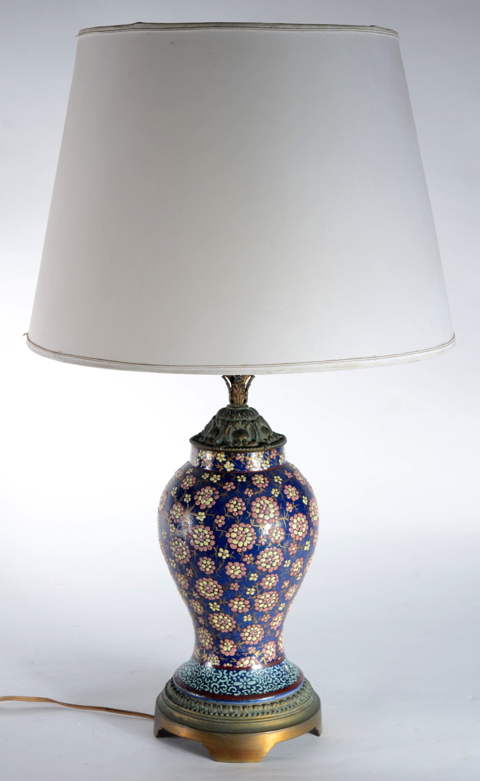 Abatjour de cloisoné oriental decorado com flores em policromia sobre... - foto 1 de 4