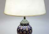 Abatjour de cloisoné oriental decorado com flor... - Abatjour de cloisoné oriental decorado com flores em policromia sobre fundo azul, acompanha cúpula na cor branca.