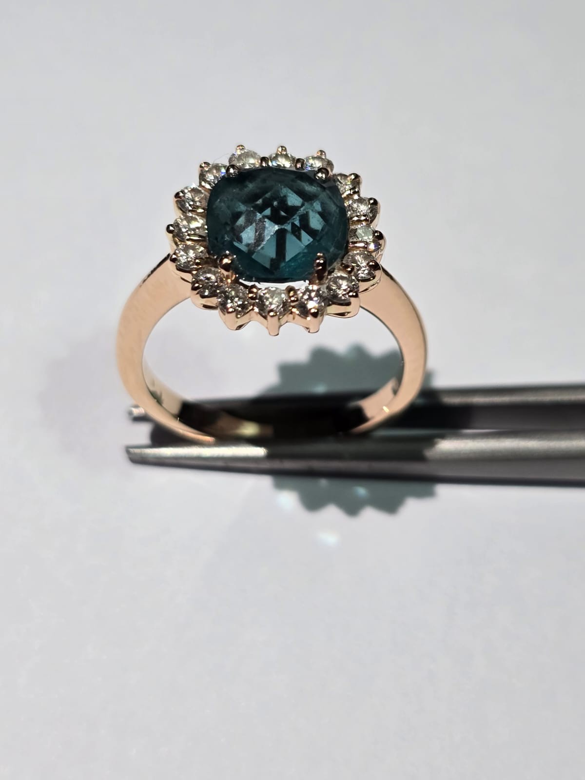 Anel de ouro rosé 18 k., topázio london blue de 2,0 ct, e diamantes... - foto 1 de 3