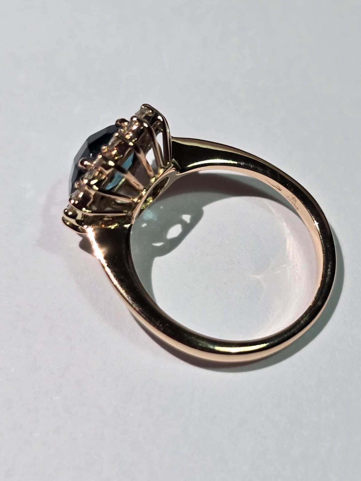 Anel de ouro rosé 18 k., topázio london blue de 2,0 ct, e diamantes... - foto 2 de 3