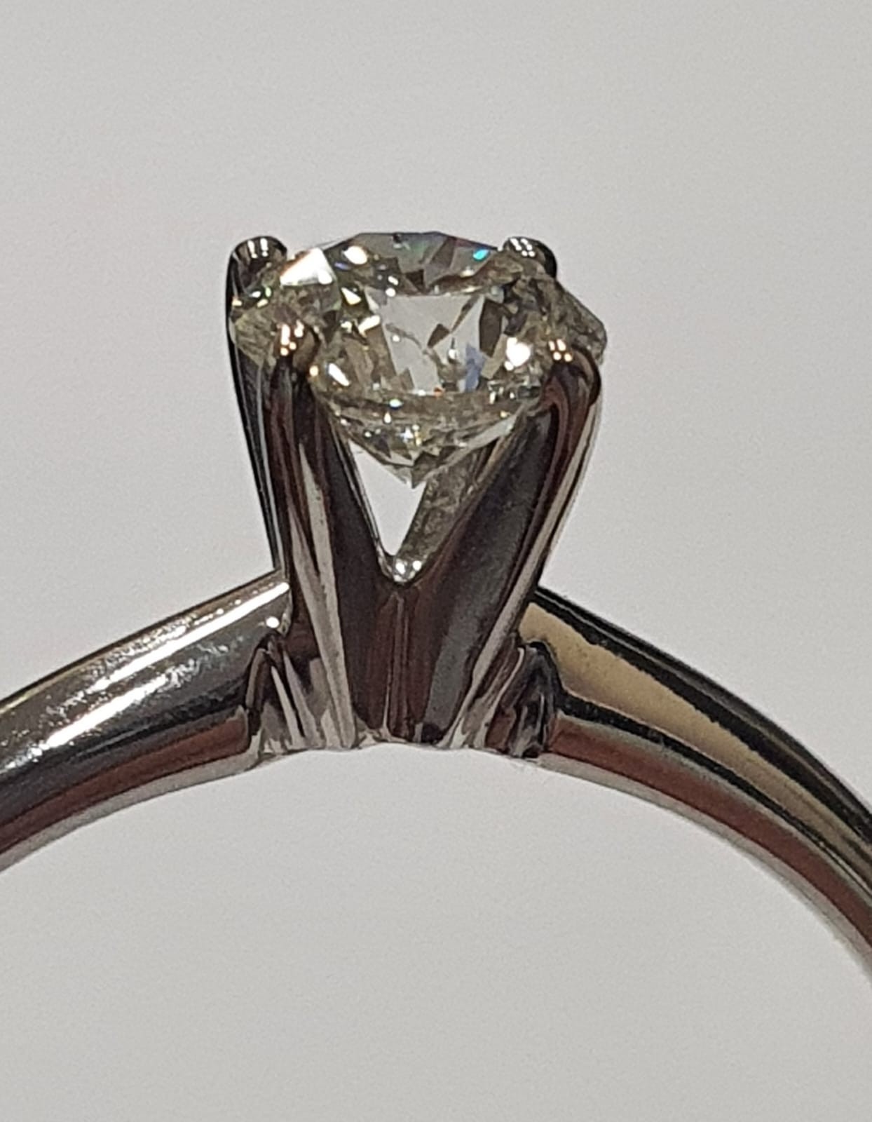 Anel solitário de ouro branco com diamante de aproximadamente 0,45... - foto 1 de 2