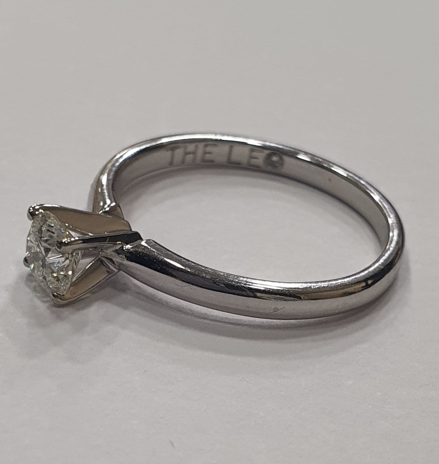 Anel solitário de ouro branco com diamante de aproximadamente 0,45... - foto 2 de 2