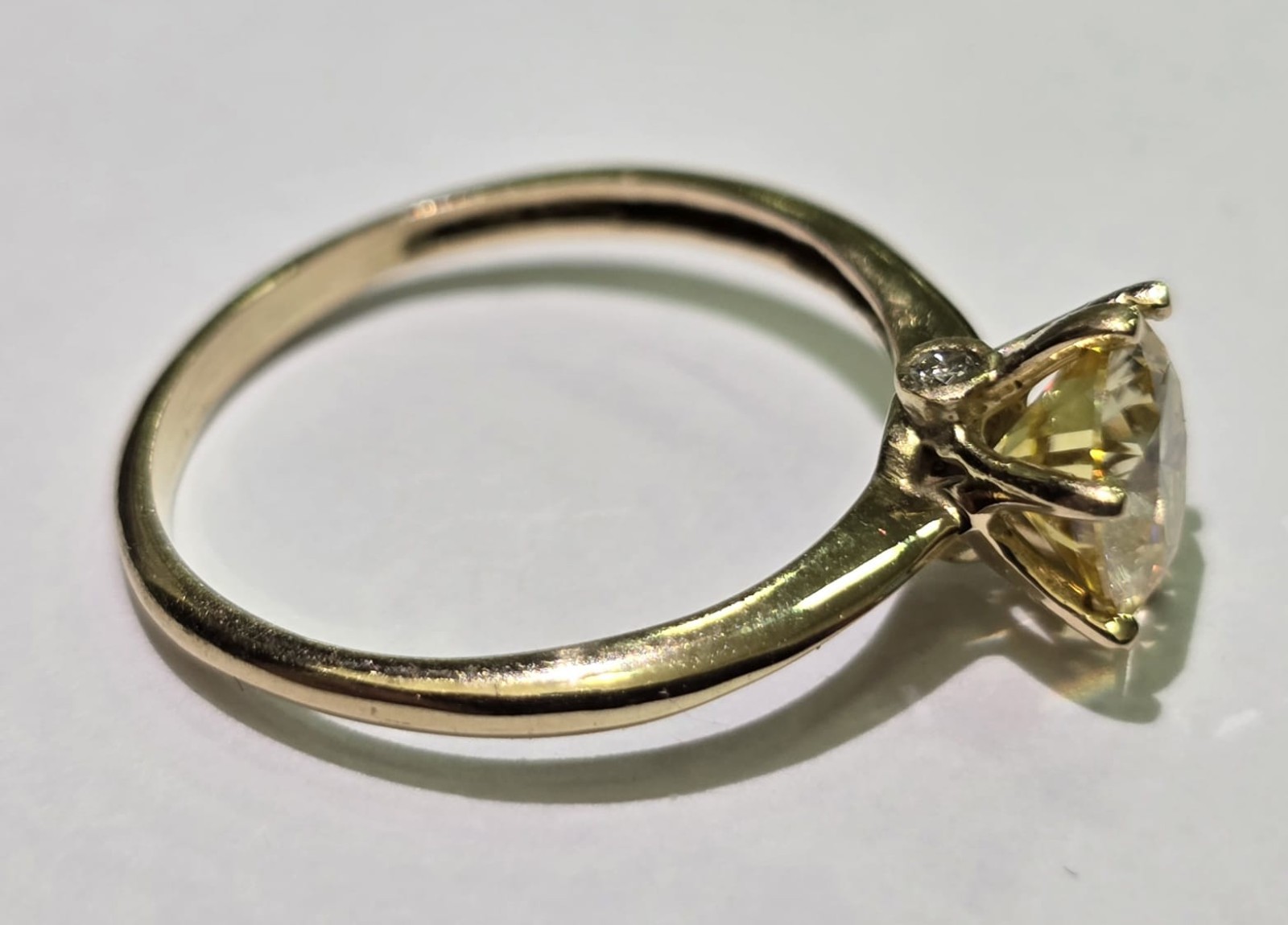 Anel solitário de ouro 18 k., com diamante Moissanite cor Limão com... - foto 1 de 2