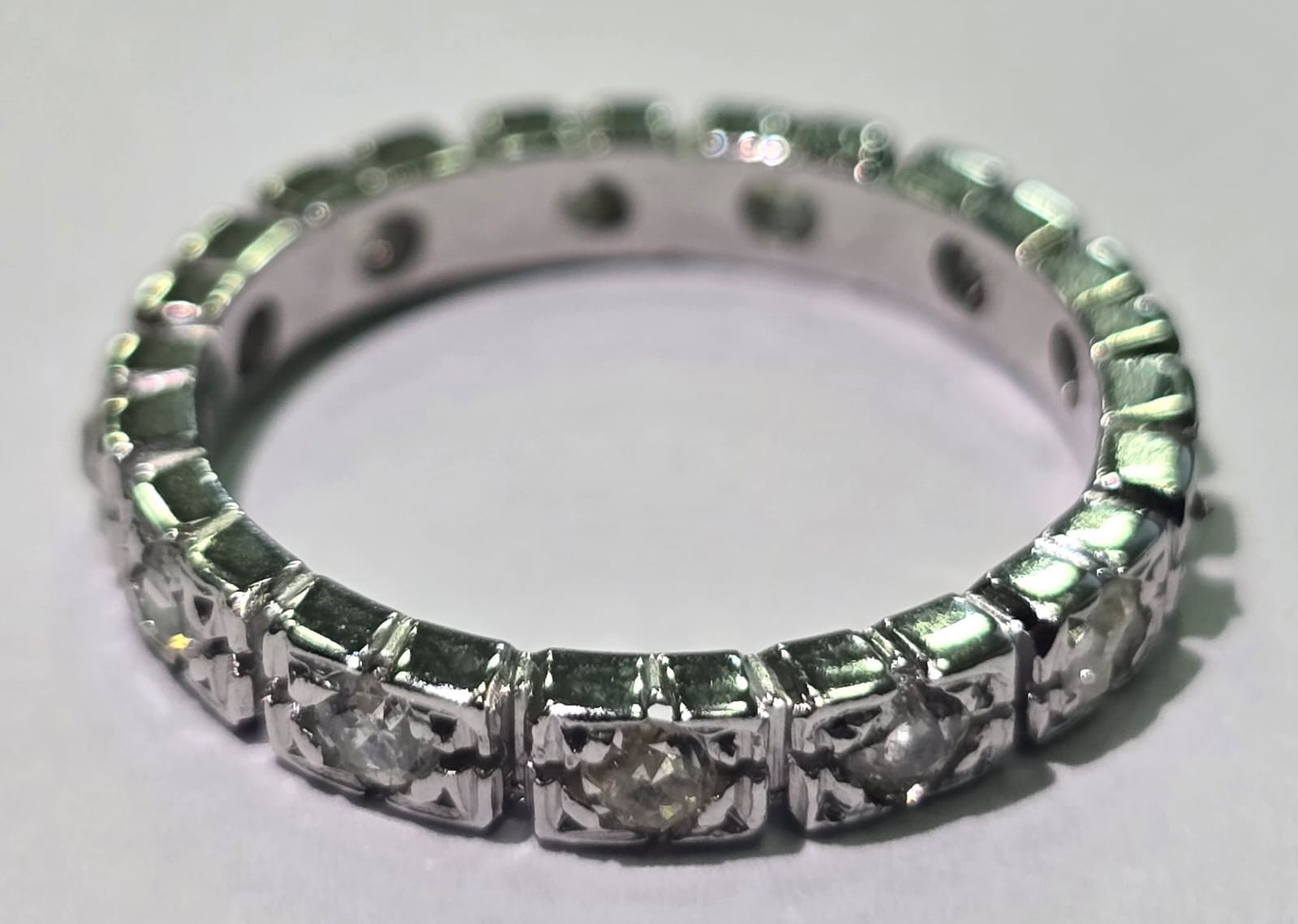 Anel de ouro branco com diamantes de aproximadamente 0,70ct, aro 13... - foto 1 de 2