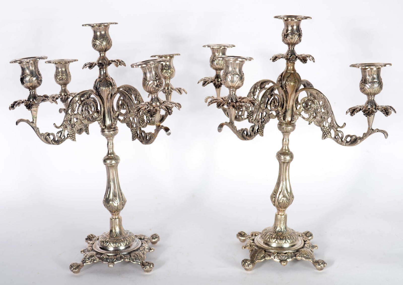 Par de candelabros de prata baixa, para 5 velas cada, pés de garra... - foto 1 de 11