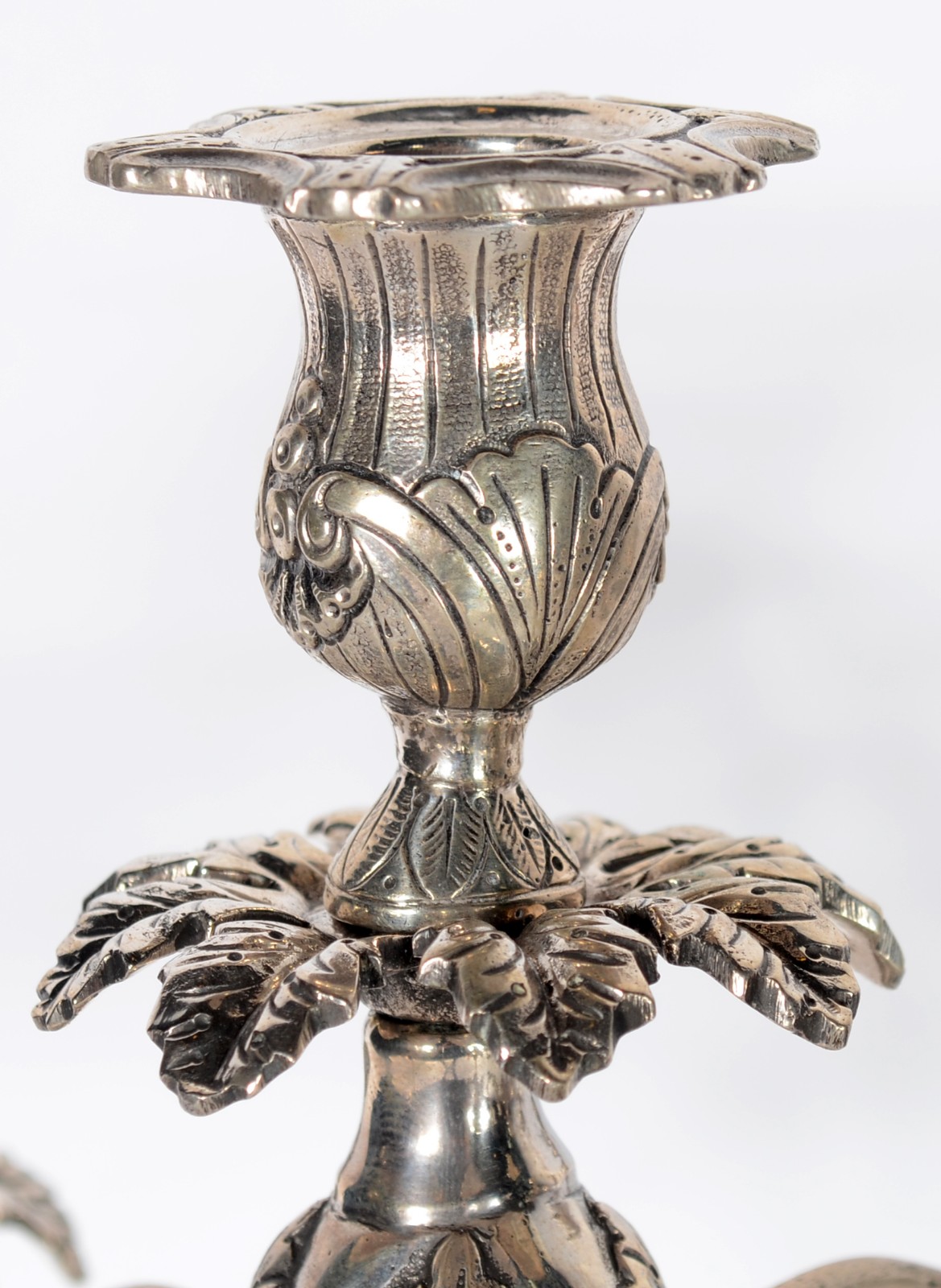 Par de candelabros de prata baixa, para 5 velas cada, pés de garra... - foto 2 de 11