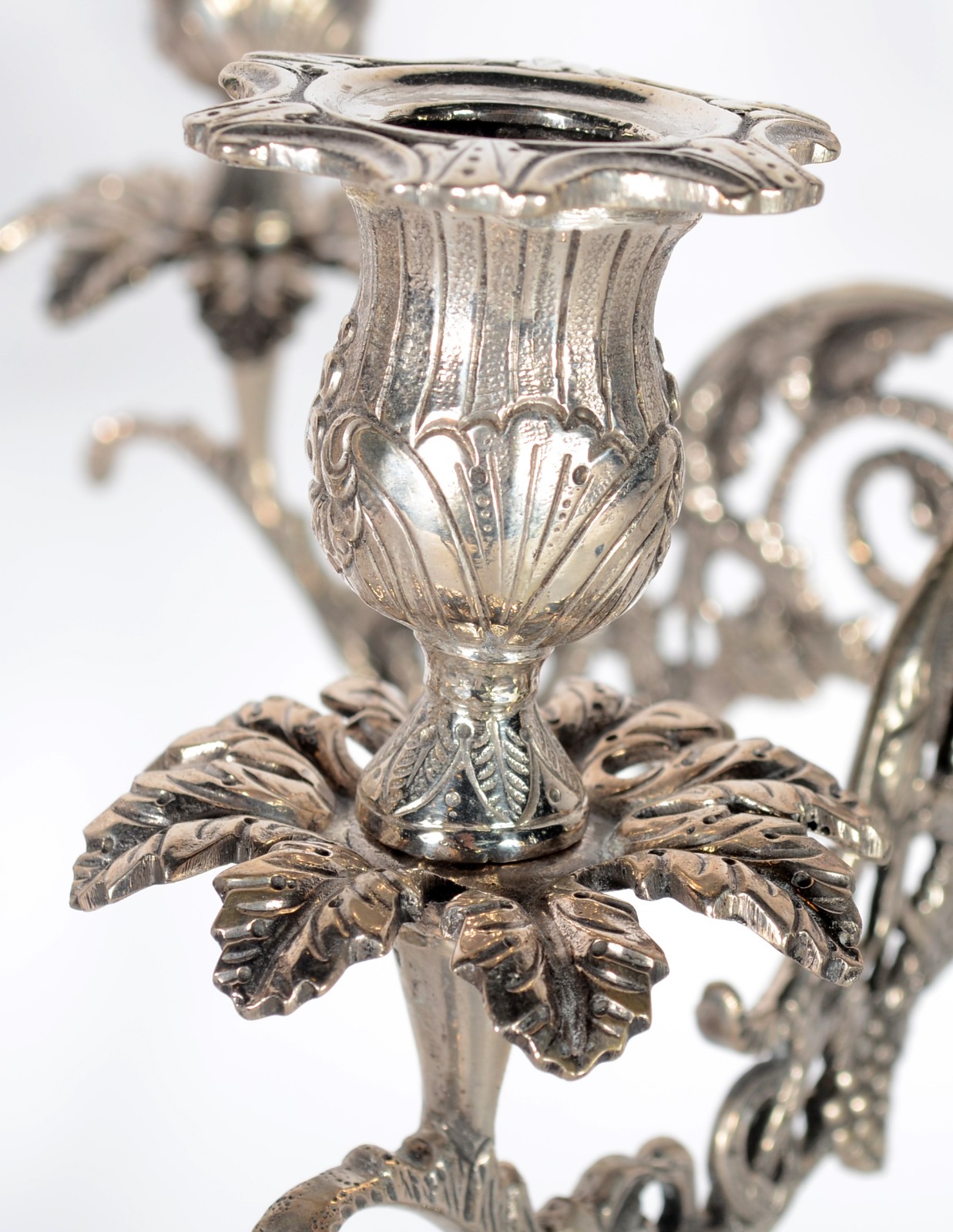 Par de candelabros de prata baixa, para 5 velas cada, pés de garra... - foto 3 de 11