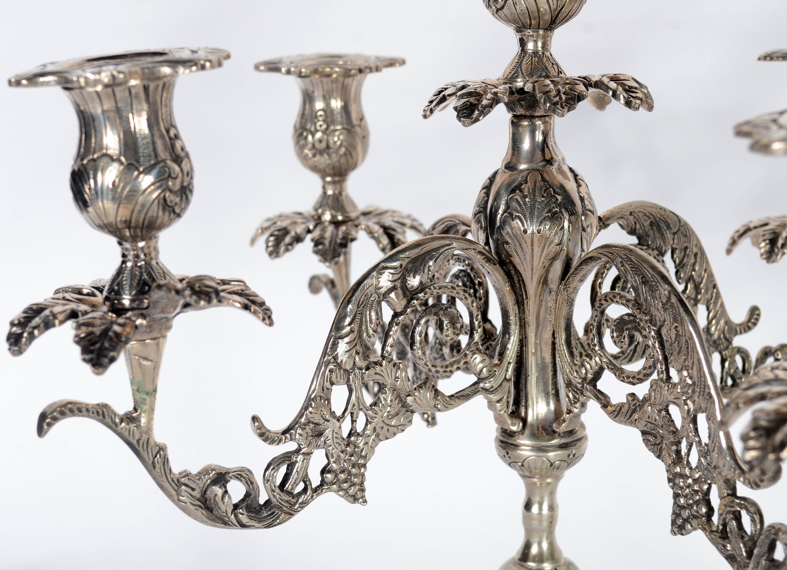 Par de candelabros de prata baixa, para 5 velas cada, pés de garra... - foto 5 de 11