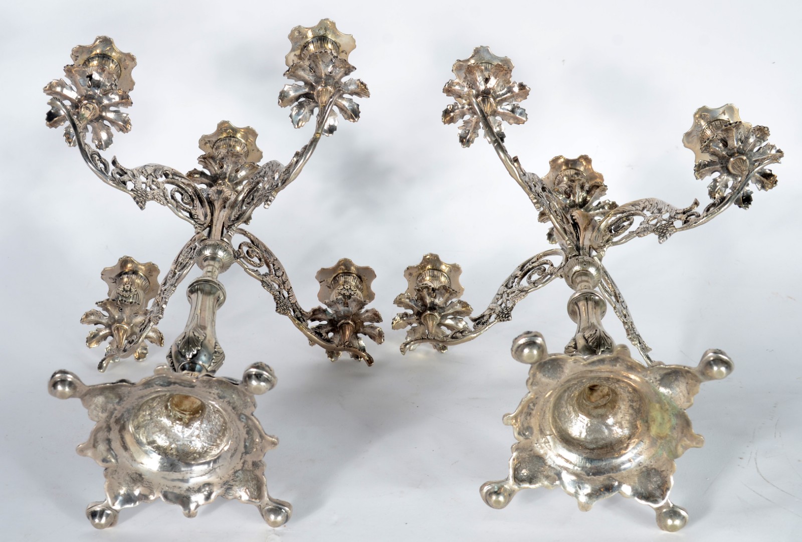 Par de candelabros de prata baixa, para 5 velas cada, pés de garra... - foto 6 de 11