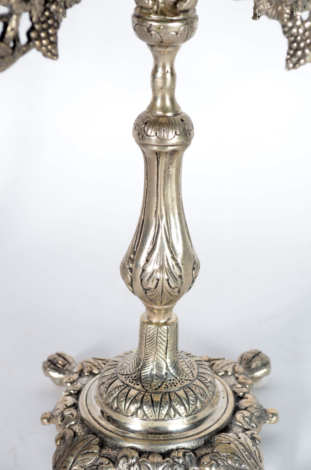 Par de candelabros de prata baixa, para 5 velas cada, pés de garra... - foto 7 de 11