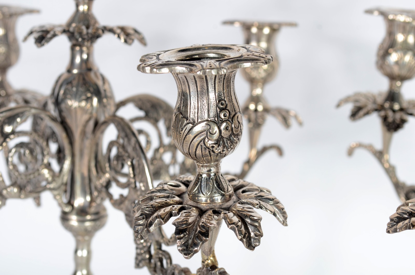 Par de candelabros de prata baixa, para 5 velas cada, pés de garra... - foto 9 de 11