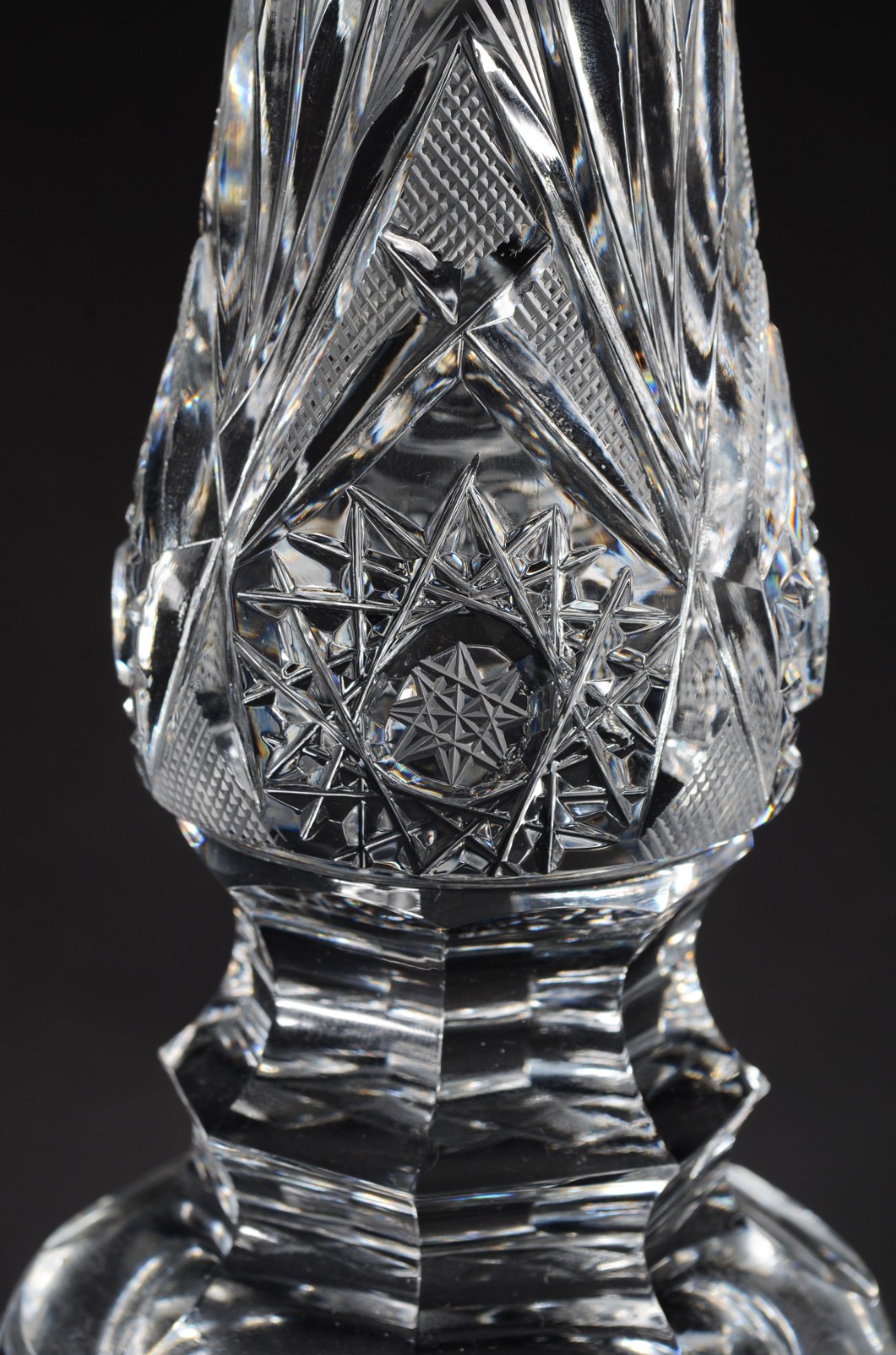 Grande garrafa de cristal tcheco lapidado. Lascado na borda e na... - foto 4 de 9