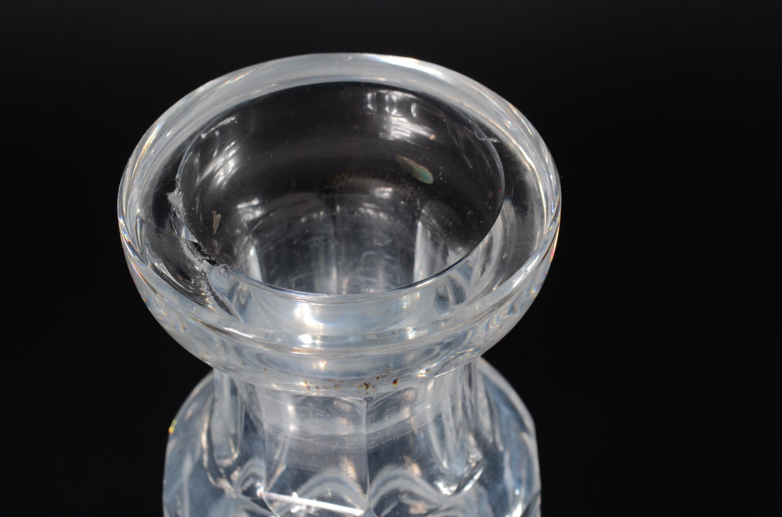 Grande garrafa de cristal tcheco lapidado. Lascado na borda e na... - foto 5 de 9